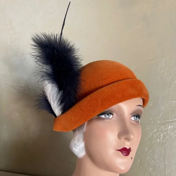 IMPOSING 1950s' DESIGNER MR. JOHN ORANGE FELT CLOCHE + NAVY/WHITE FEATHERS - Picture 1 of 11